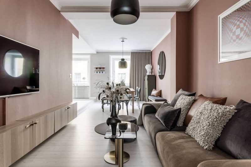 Scandinavische woonkamer met roze muren
