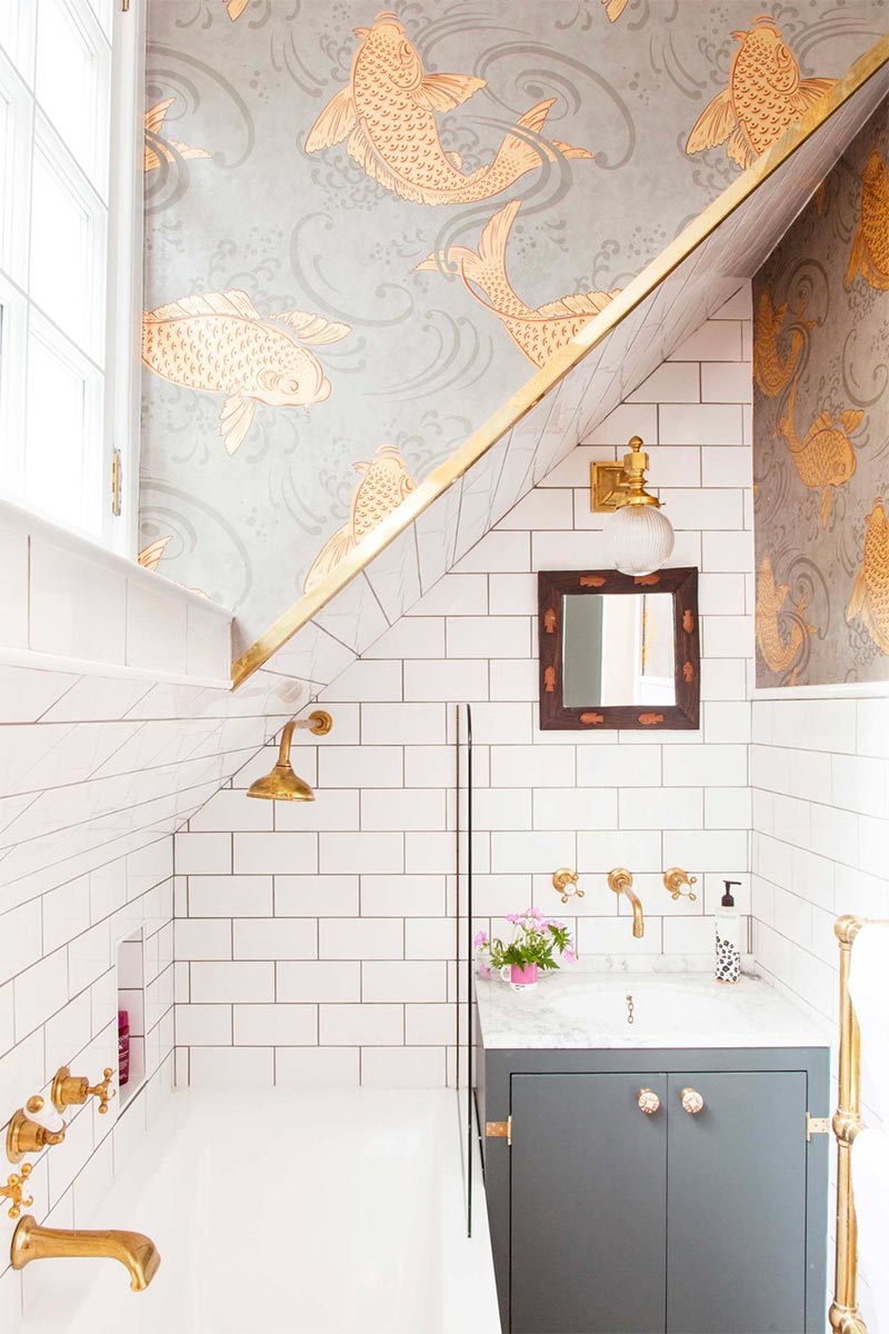 In deze super leuke badkamer zijn de schuine wanden behangen met een opvallend patroon!