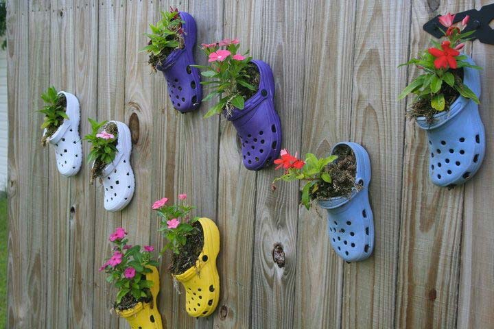 schutting decoratie crocs planters schutting decoratie crocs planters
