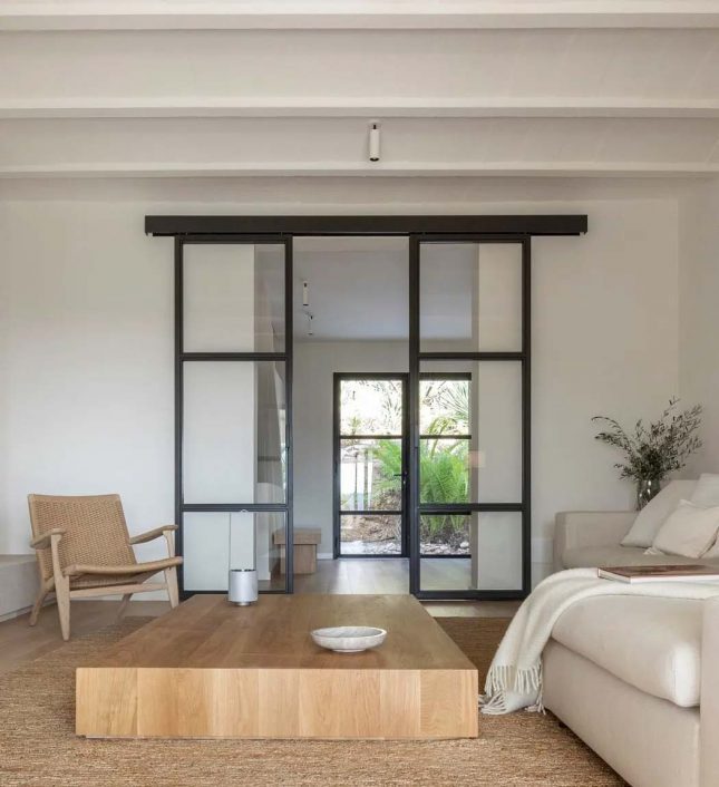 sereen interieur met een perfecte balans van rustiek chic en hedendaagse minimalisme