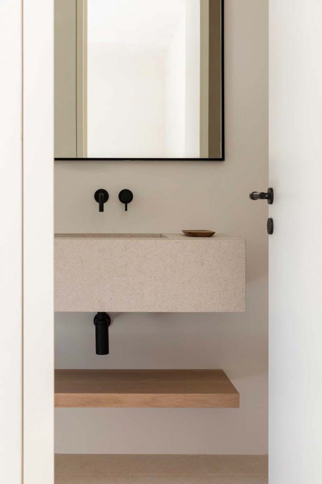 serene badkamer houten plank onder wastafel serene badkamer houten plank onder wastafel