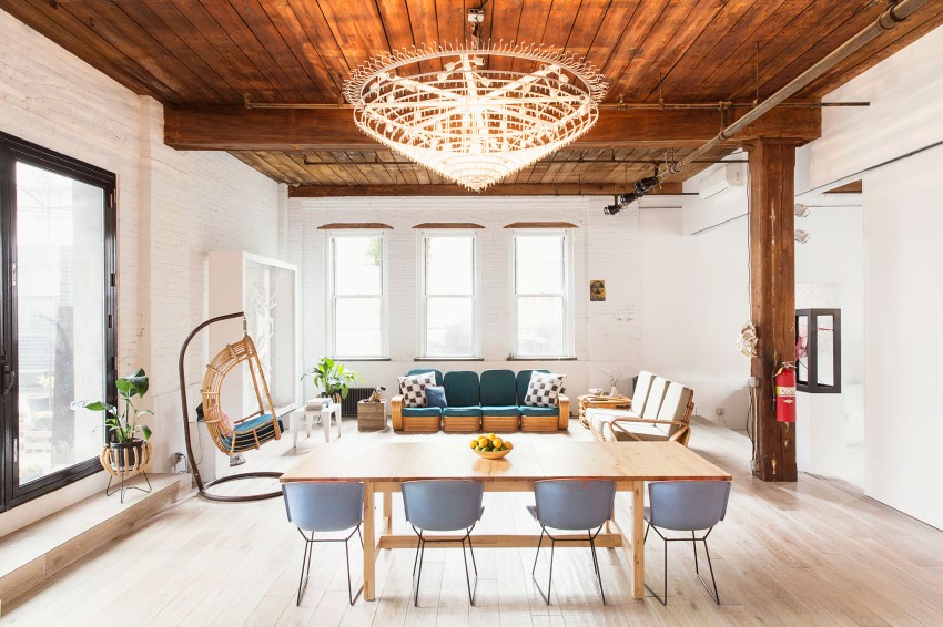 Sfeervolle loft in New York - grote eettafel aan open woonkamer