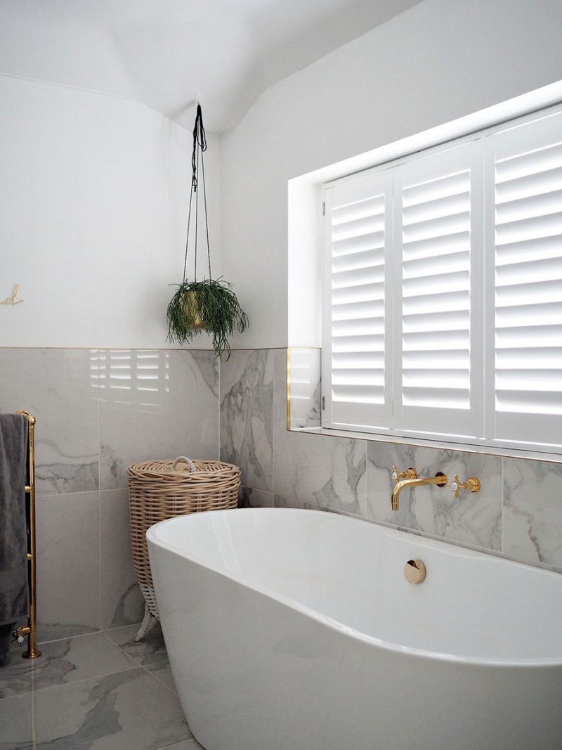 Shutter in klassiek chique badkamer
