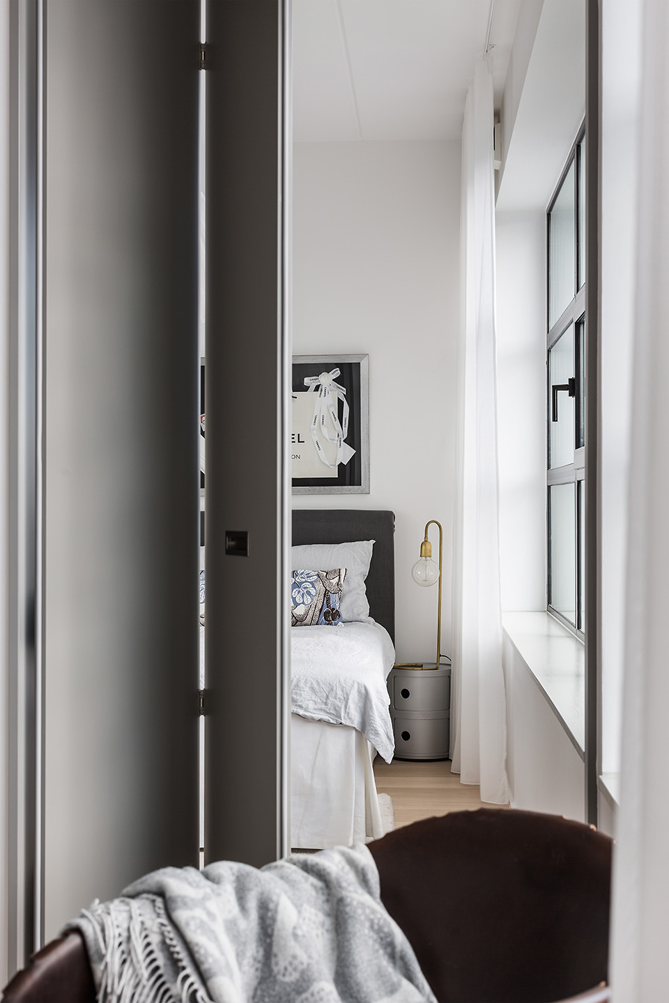 Minimalistische slaapkamer met grijs kleurenpalet