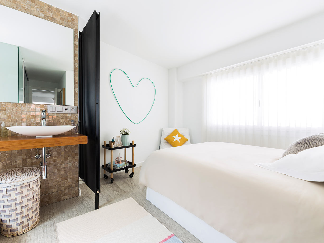 Slaapkamer suite met open badkamer en compacte inloopkast