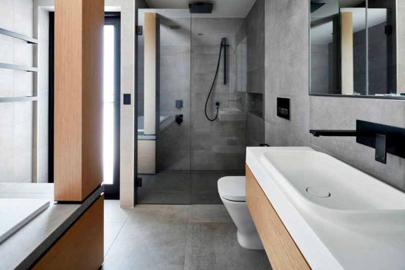 Een spa badkamer, ontworpen door COSO Architecture, met een super luxe en ruime inloopdouche. | Fotografie: Luc Remond