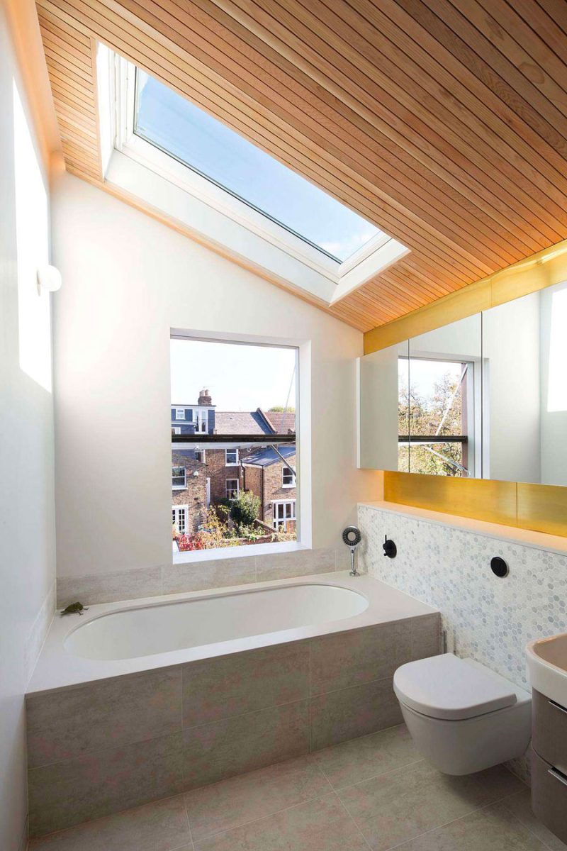 Architect Neil Dusheiko laat met dit spa badkamer ontwerp zien dat een kleine badkamer ook heel luxe kan zijn.
