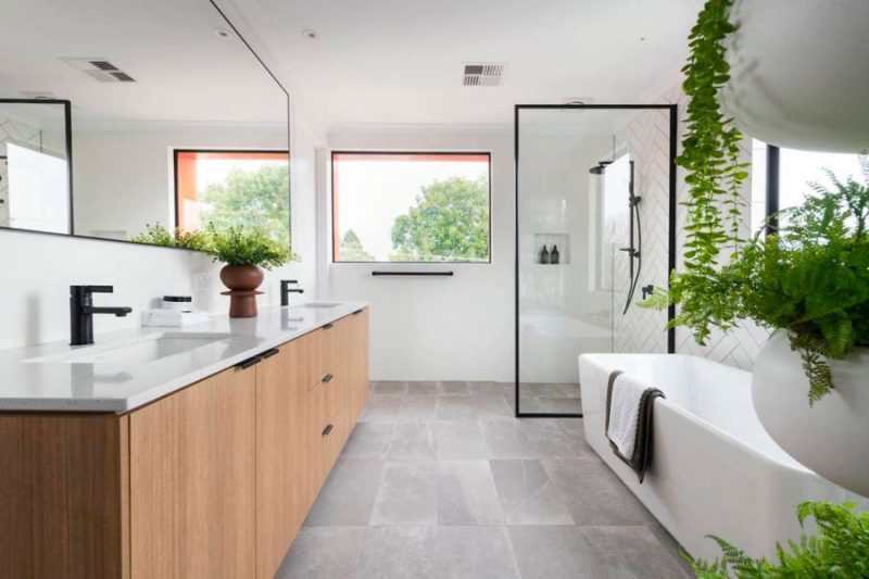 De planten spelen een belangrijke rol in het ontwerp van deze spa badkamer, ontworpen door Residential Attitudes.