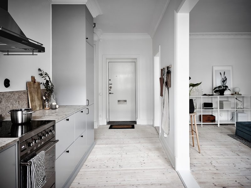 Stijlvolle moderne keuken met strakke grijze kasten en composiet werkblad en spatwand.
