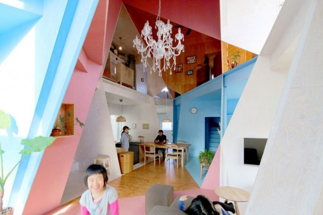 Speels en kleurrijk interieur in Japanse woning