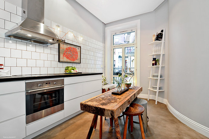 Speelse keuken met een ronde muur Speelse keuken met een ronde muur