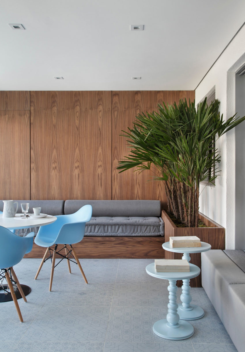 Speelse moderne woonkamer met marmer en kastanjehout