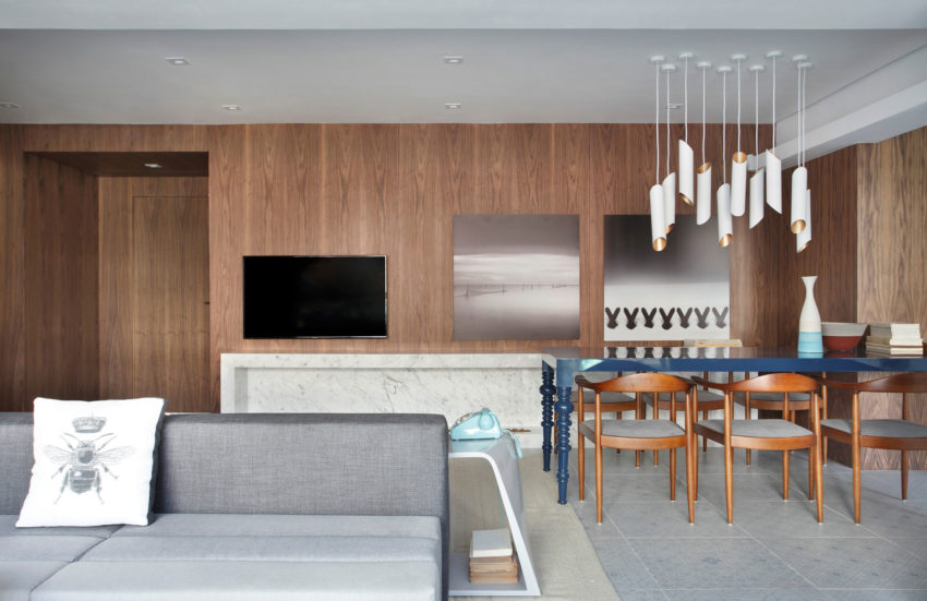 Speelse moderne woonkamer met marmer en kastanjehout