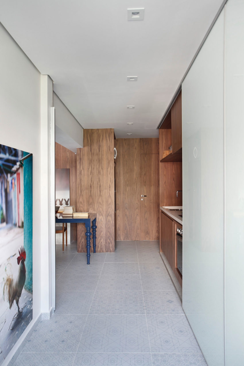 Speelse moderne woonkamer met marmer en kastanjehout