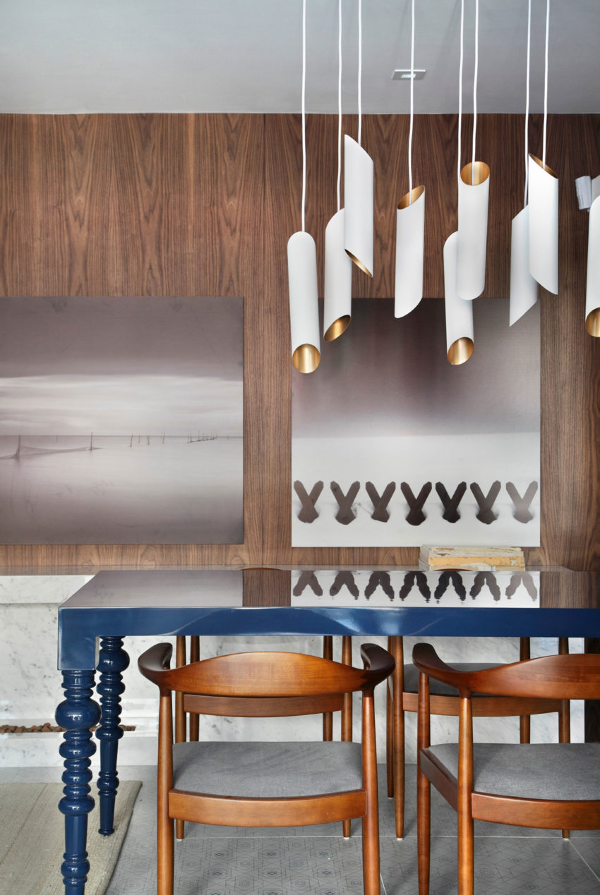 Speelse moderne woonkamer met marmer en kastanjehout