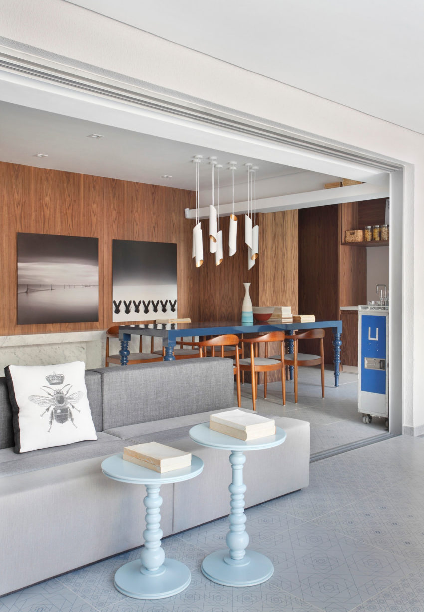 Speelse moderne woonkamer met marmer en kastanjehout