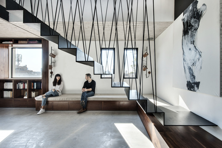 stalen trap geometrisch ontwerp hangt aan plafond