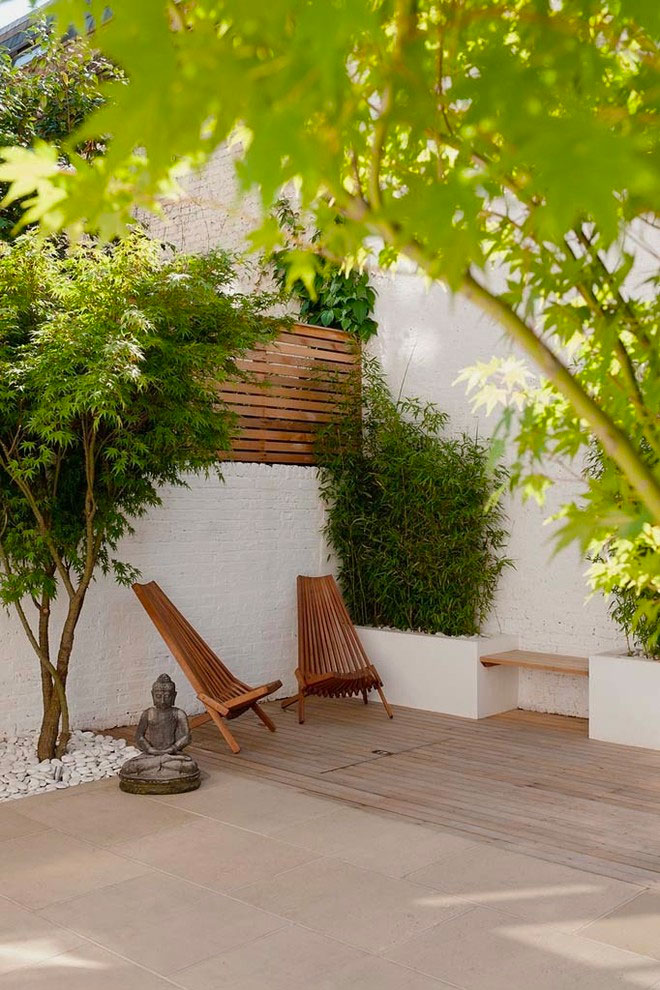 In deze tuin zijn de stenen muren mooi wit geverfd | Bron: Garden-landscape-design.co.uk
