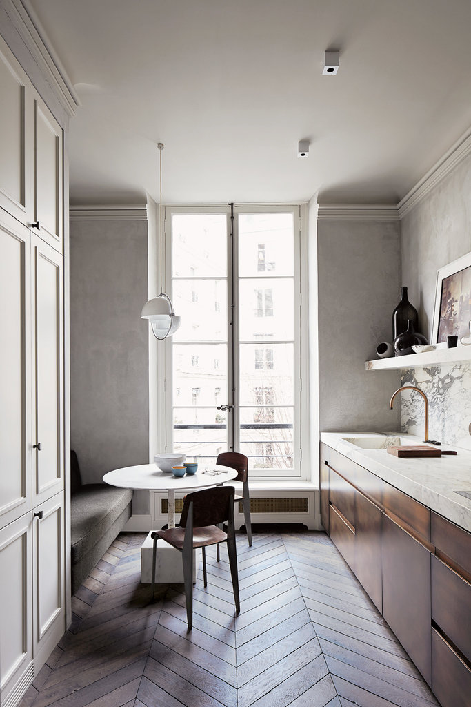 Stijlvolle smalle keuken met hongaarse punt vloer, bronzen kasten, marmeren werkblad en keuken achterwand