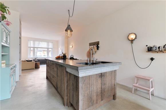 Steigerhouten keuken met betonnen keukenblad Steigerhouten keuken met betonnen keukenblad