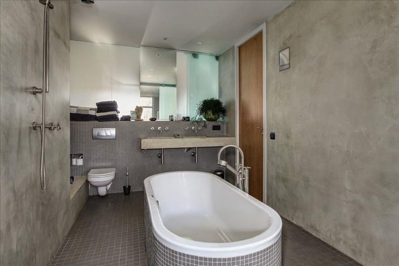 Stoere grijze badkamer met betonstuc