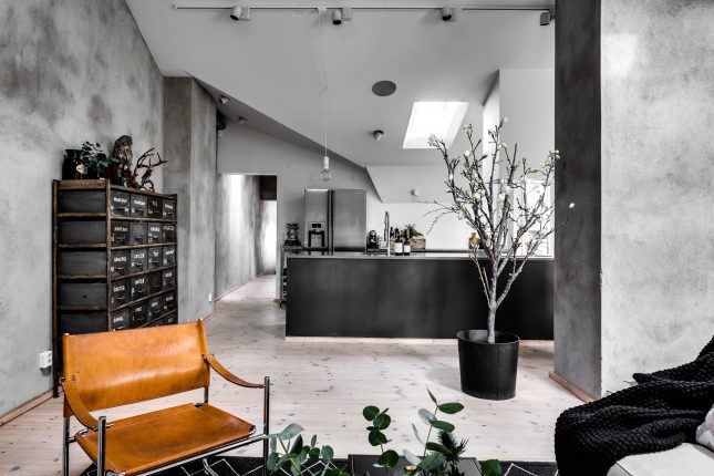 Stoere zwarte keuken met betonlook werkblad en wanden