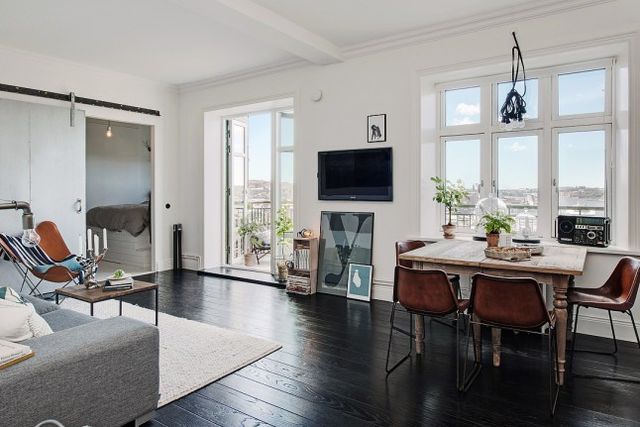 Stoere woonkamer met een fijn en zonnig balkon