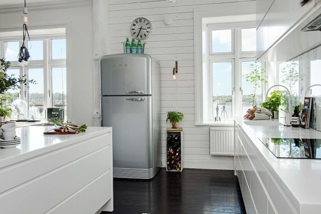 Stoere woonkamer met een fijn en zonnig balkon