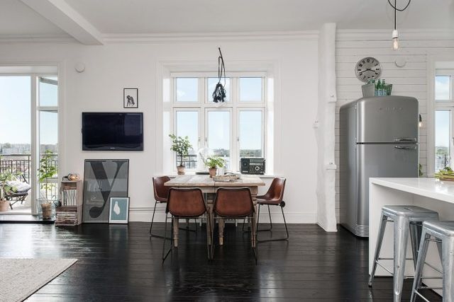 Stoere woonkamer met een fijn en zonnig balkon