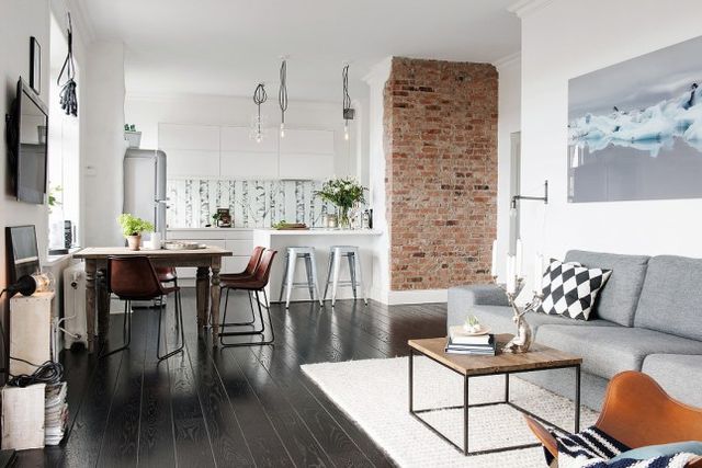 Stoere woonkamer met een fijn en zonnig balkon