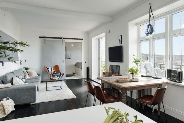 Stoere woonkamer met een fijn en zonnig balkon