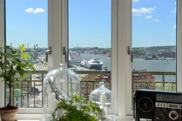 Stoere woonkamer met een fijn en zonnig balkon