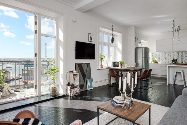 Stoere woonkamer met een fijn en zonnig balkon