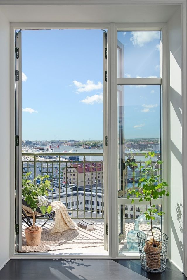 Stoere woonkamer met een fijn en zonnig balkon