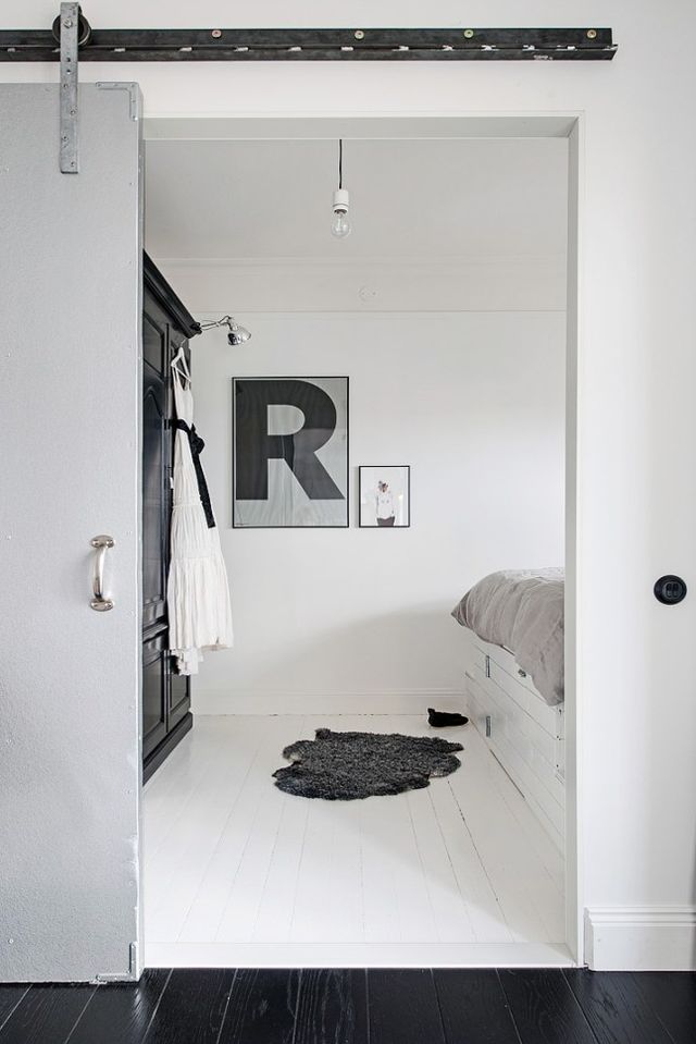 Stoere woonkamer met een fijn en zonnig balkon