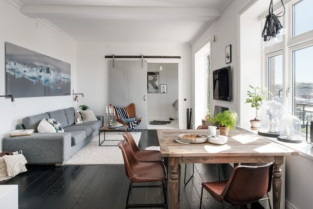 Stoere woonkamer met een fijn en zonnig balkon