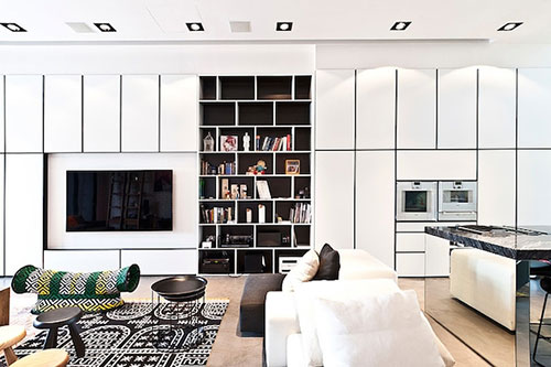 Stoere woonkamer met een mix van kleuren en patronen