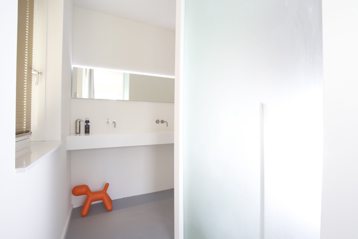 Melkglas wand in moderne badkamer