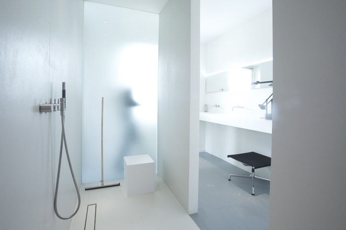 Strakke moderne badkamer in stadsvilla in Groningen