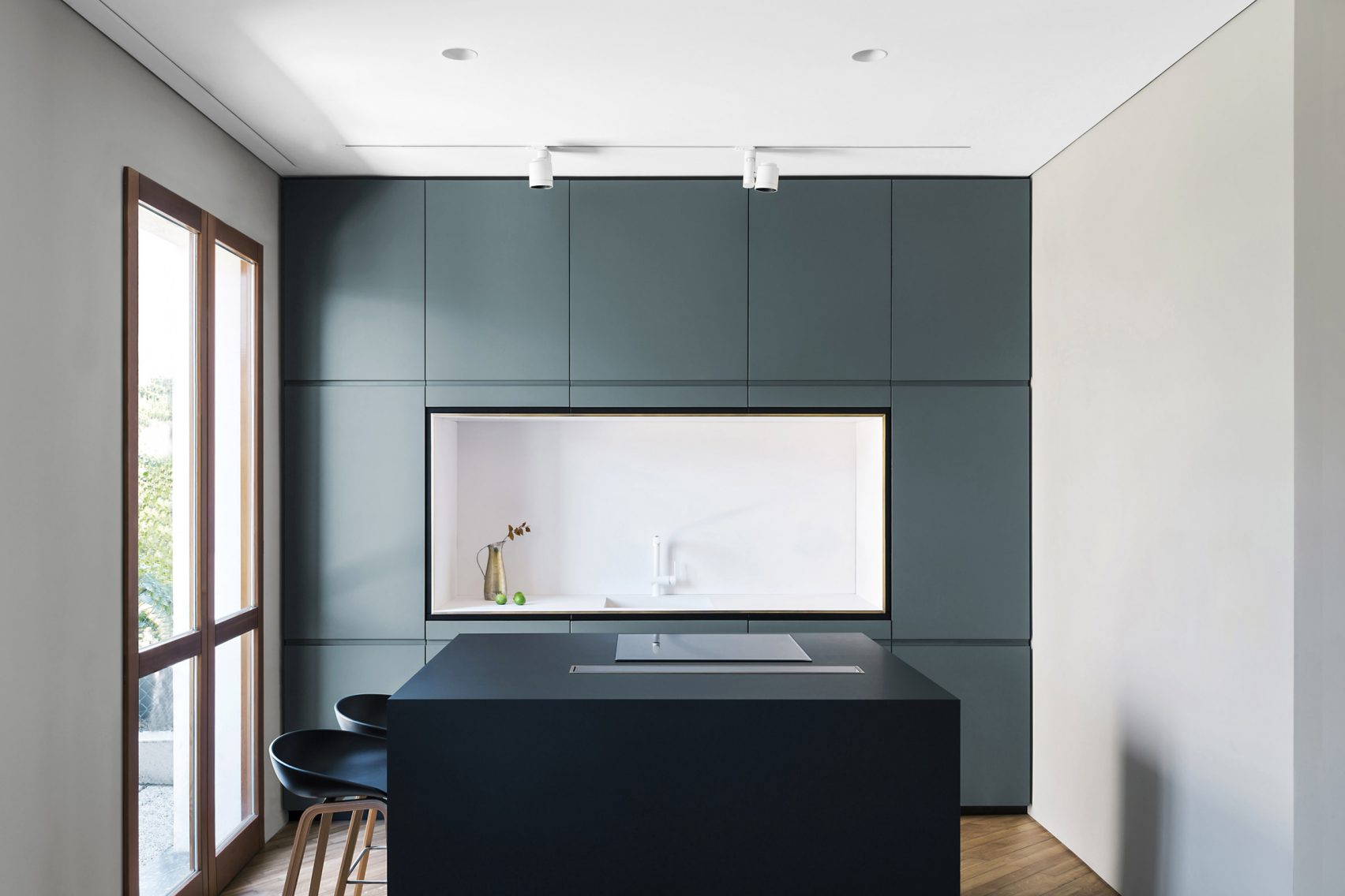 Strakke moderne keuken met blauwe wandkast en zwart kookeiland Strakke moderne keuken met blauwe wandkast en zwart kookeiland