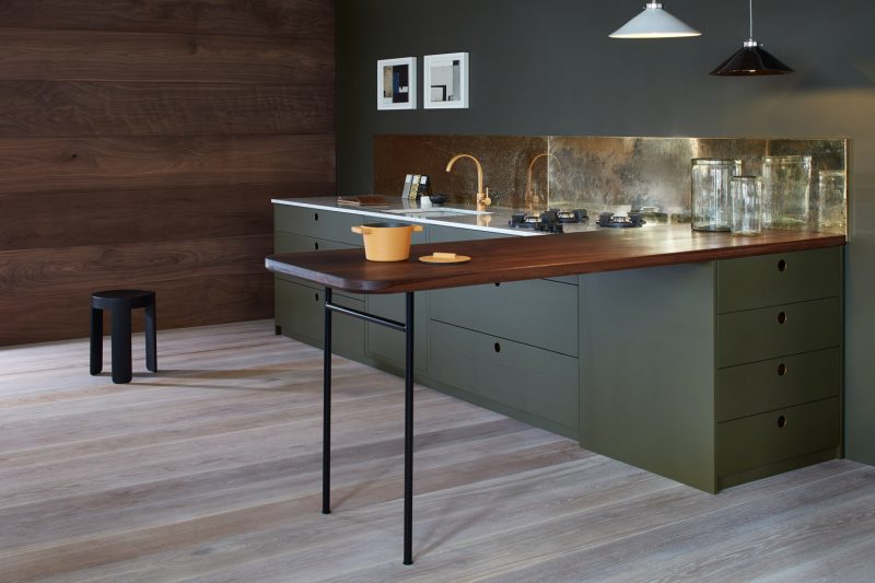 Walnoothouten tafel aan mosgroene keuken Walnoothouten tafel aan mosgroene keuken