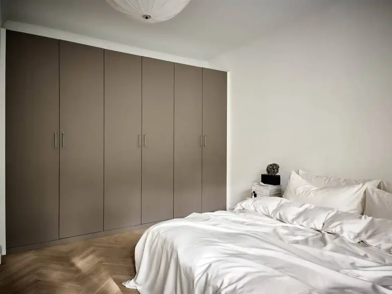 strakke taupe inbouwkast slaapkamer