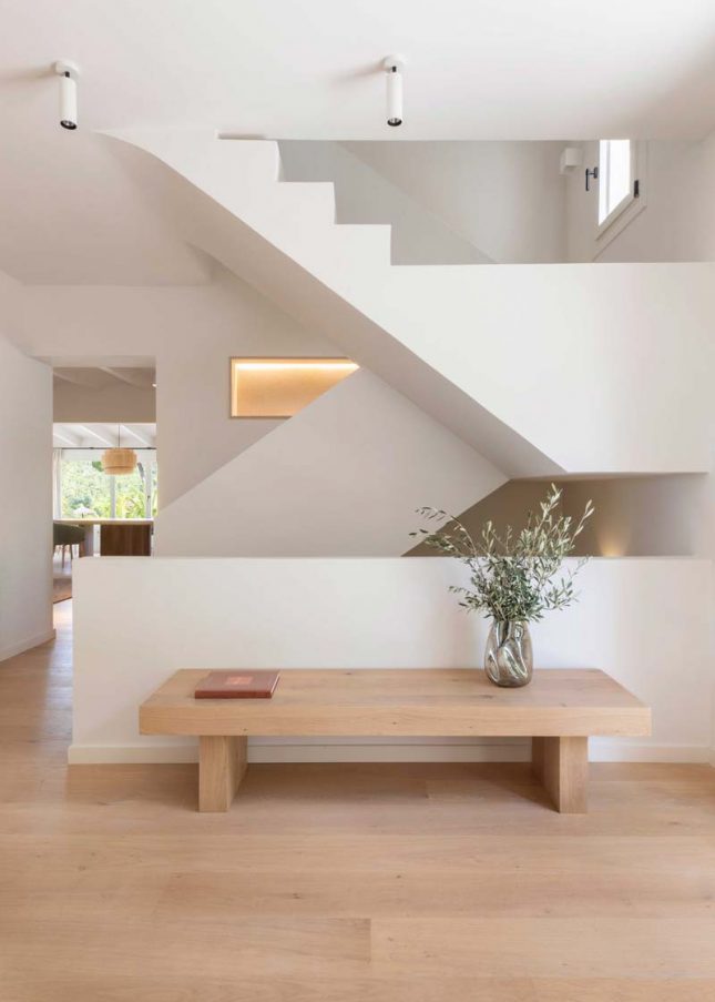 strakke trap mooie ruime hal houten vloer strakke trap mooie ruime hal houten vloer