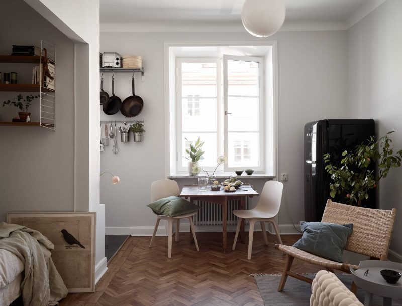 In deze leuke studentenkamer is er gekozen voor de super leuke zwarte Smeg koelkast!