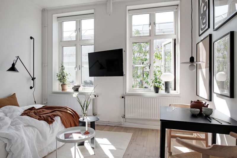 Een combinatie die nooit mis kan gaan: houtlook laminaat vloer en witte wanden.