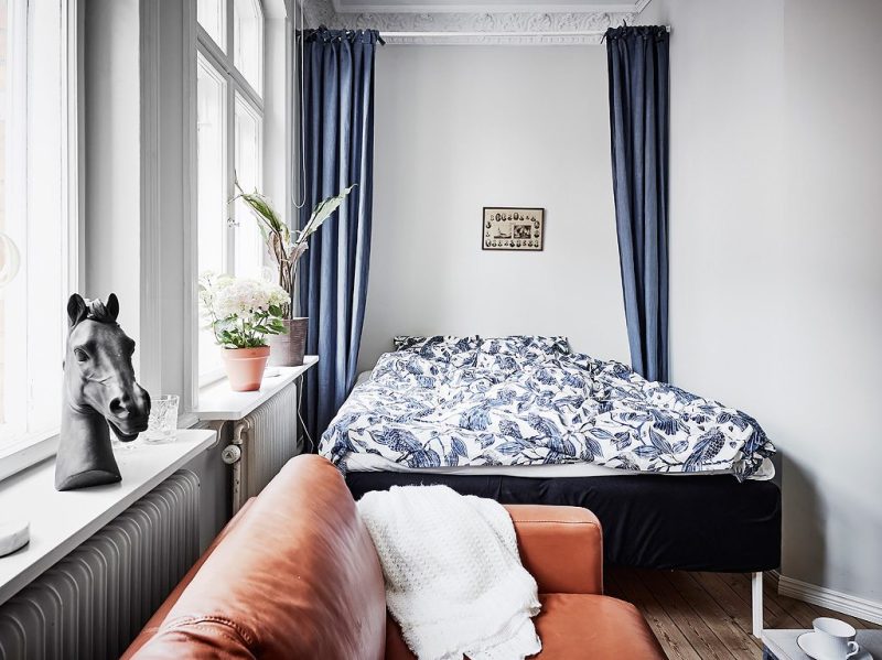 In deze kamer kan het bed eenvoudig worden ingeklapt, en worden verborgen achter gordijnen.