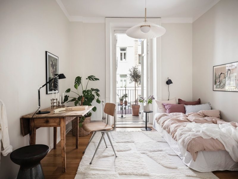 Een combinatie die nooit mis kan gaan: houtlook laminaat vloer en witte wanden.