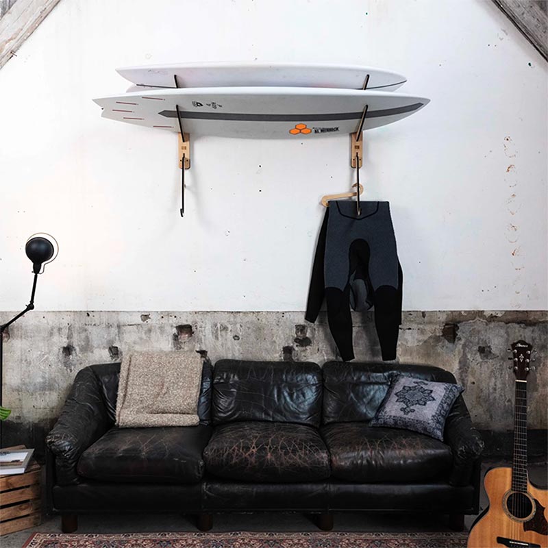De surfboards op een praktische, maar ook decoratieve manier ophangen in huis met de SHCK Rack. Hier verkrijgbaar.