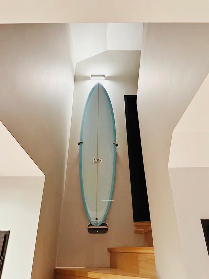 Met deze mooie berkenhouten wandplank zorg je ervoor dat je een surfboard verticaal stevig kunt hangen aan de muur. Hier verkrijgbaar.