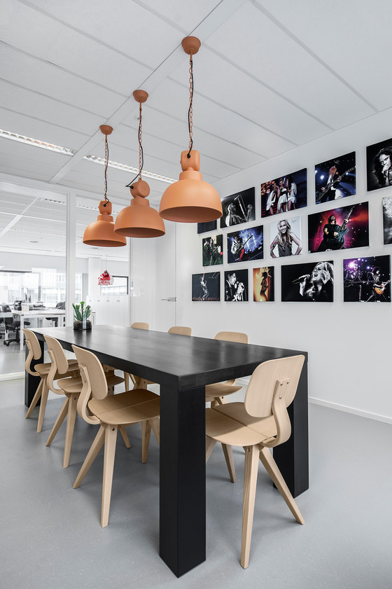 ticketmaster kantoor houten stoelen